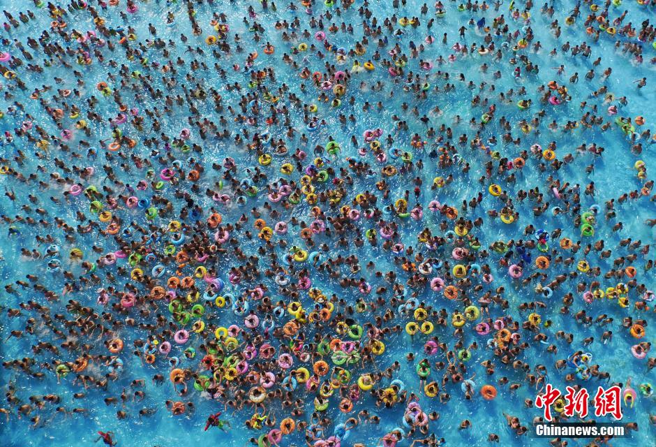 8月1日，民眾扎堆在南京湯山歡樂水魔方水上樂園戲水，享受“冰火兩重天”的涼爽和激情。連日來，中國大部分地區(qū)迎來高溫天氣。