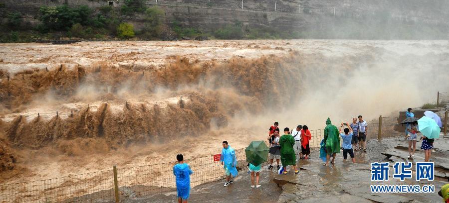 8月2日，游客在山西吉縣黃河壺口瀑布景區(qū)游覽觀瀑。
