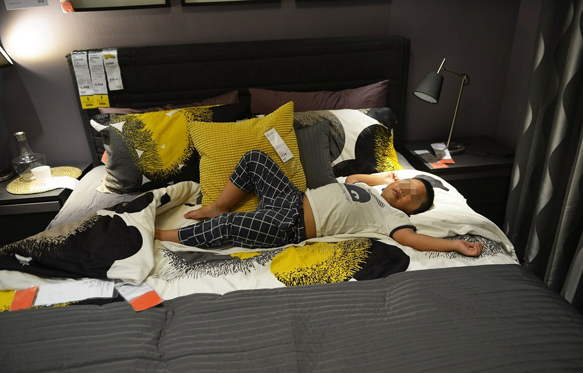 8月4日，杭州，“蹭涼族”在宜家杭州店的沙發(fā)或床鋪上休息。