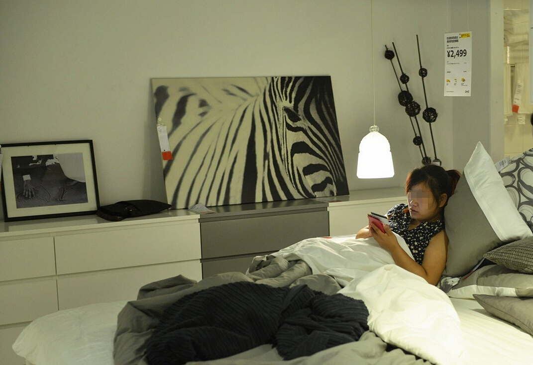 8月4日，杭州，“蹭涼族”在宜家杭州店的沙發(fā)或床鋪上休息。