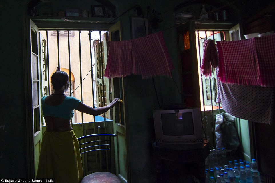 72歲的Maya Banarjee說：“我已經(jīng)太老了，但是我不會離開。”