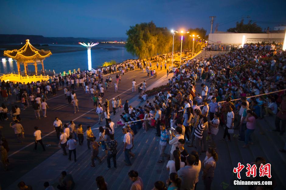 數(shù)萬民眾前來黃河邊觀看河燈。 張?jiān)?攝