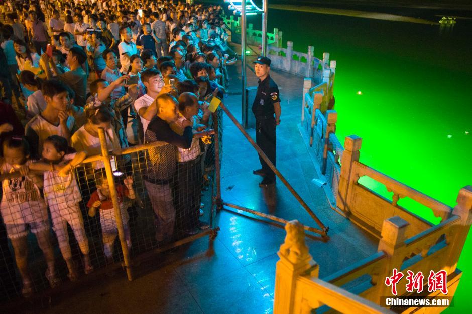 特警為河燈節(jié)保駕護(hù)航。 張?jiān)?攝