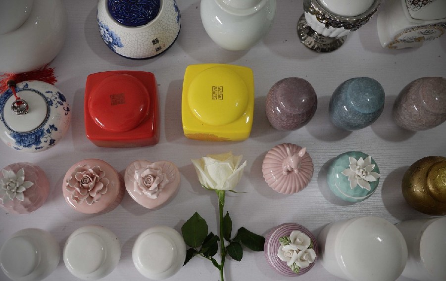 各種陶瓷罐是用來(lái)裝寵物骨灰的。