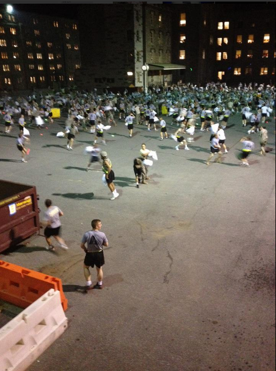 美國(guó)西點(diǎn)軍校枕頭大戰(zhàn)變“群架” 30名學(xué)員受傷