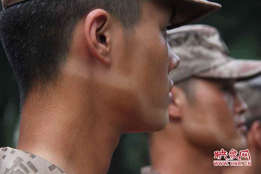 帶著帽子訓(xùn)練時臉上被曬出的痕跡