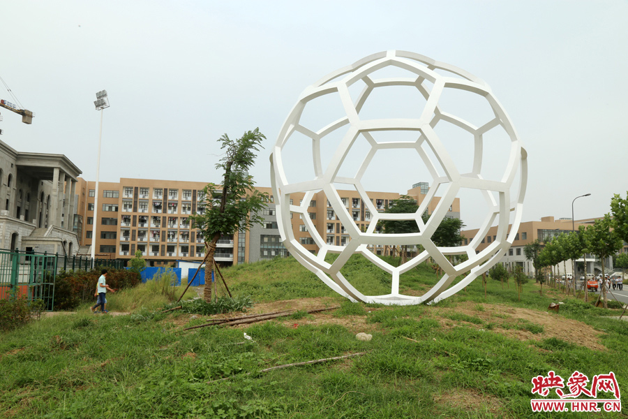 這是一座多邊形曲面藝術(shù)品，直徑約6米，剛剛建成，目前還沒有命名。