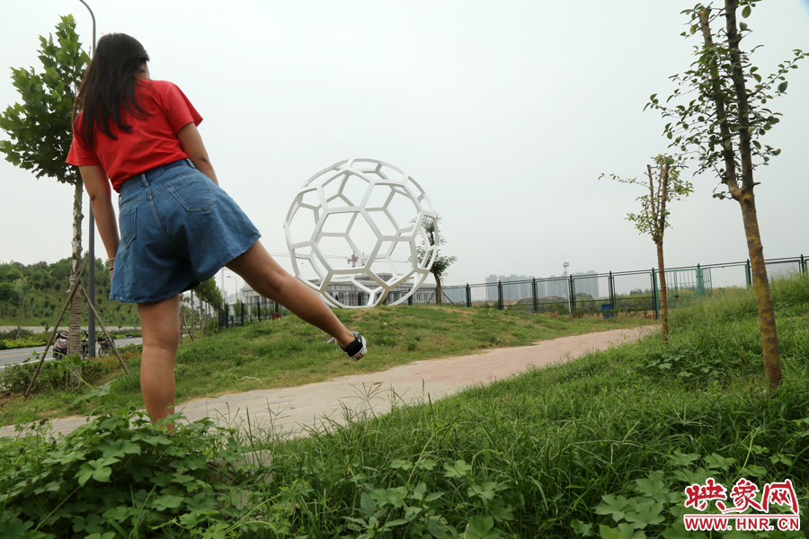 踢”足球“。