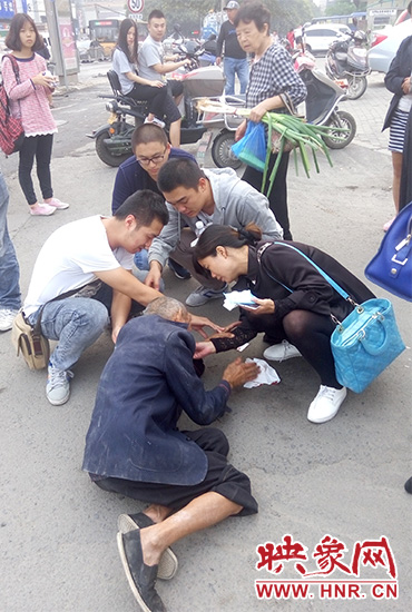 一些愛心市民在撥打了110和120后，上前給老人擦臉上的血跡。