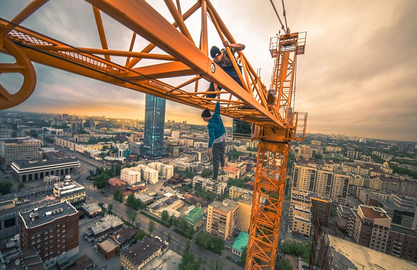 恐高癥慎入！俄羅斯小伙高空跑酷炫特技驚險(xiǎn)萬分