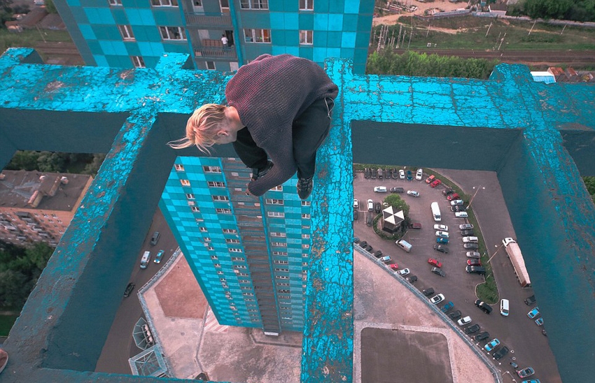 恐高癥慎入！俄羅斯小伙高空跑酷炫特技驚險(xiǎn)萬分