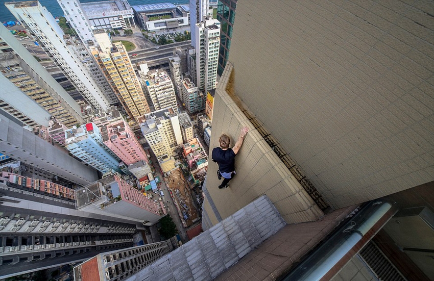 恐高癥慎入！俄羅斯小伙高空跑酷炫特技驚險(xiǎn)萬分