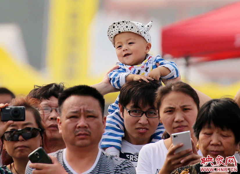 2015鄭州航展現(xiàn)場(chǎng)“仙女下凡” 觀眾直呼太贊了