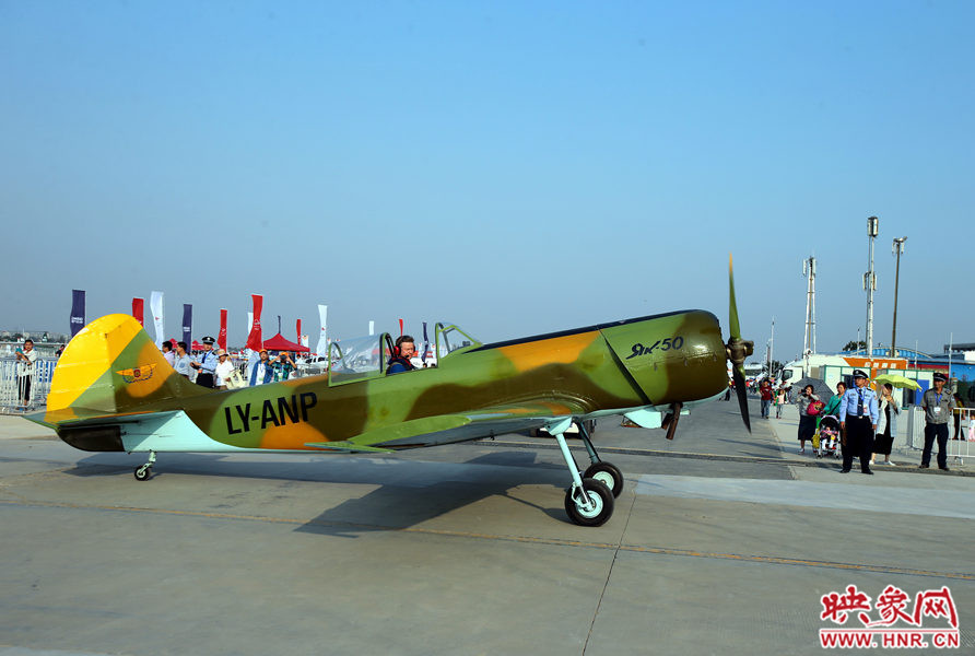 2015鄭州航展現(xiàn)場(chǎng)“仙女下凡” 觀眾直呼太贊了