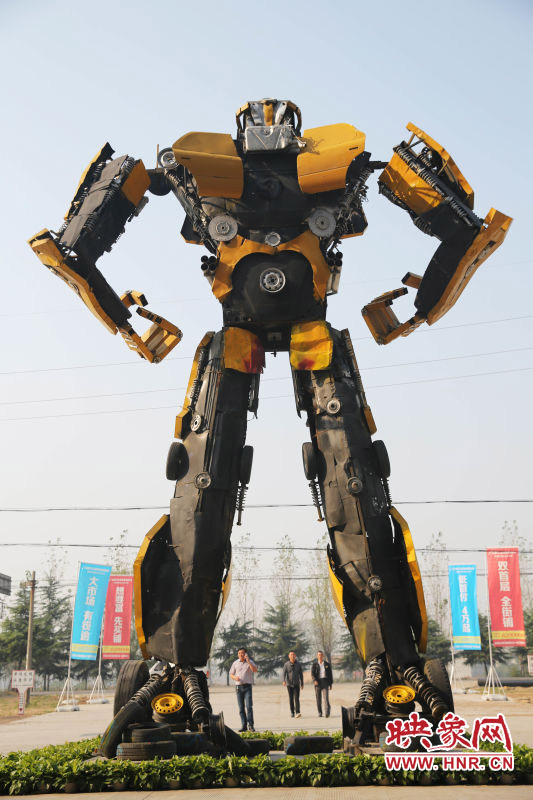 10月14日，一只高18米、寬8米的“變形金剛”矗立在河南省平頂山市寶豐縣一家企業(yè)門前。