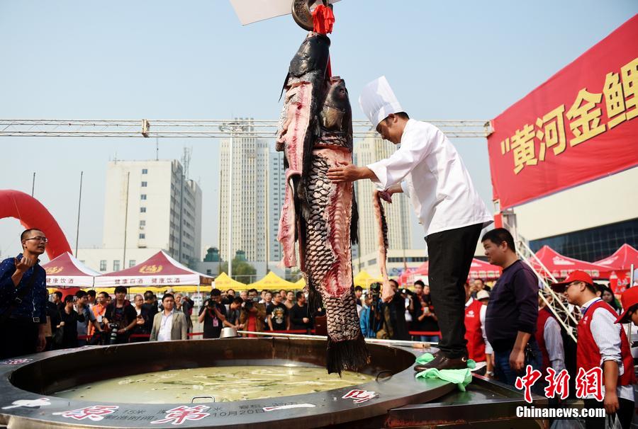 河南鄭州，一個(gè)直徑3.15米，深0.7米，可容納3噸高湯的“中原第一鍋”現(xiàn)場(chǎng)烹煮火鍋盛宴。