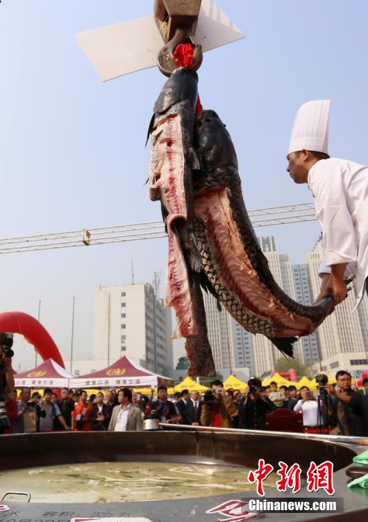 廚師對(duì)魚(yú)肉進(jìn)行處理。 圖片來(lái)源：CFP視覺(jué)中國(guó)