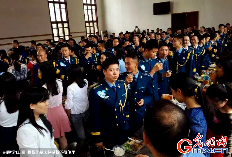 湖北武漢，“嫁人就嫁解放軍”，每年一屆的武漢軍旅姻緣會17日在駐漢空軍某指揮所文化活動中心舉行