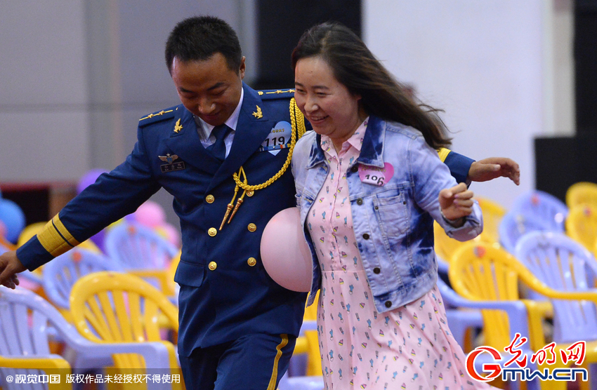 湖北武漢，“嫁人就嫁解放軍”，每年一屆的武漢軍旅姻緣會17日在駐漢空軍某指揮所文化活動中心舉行