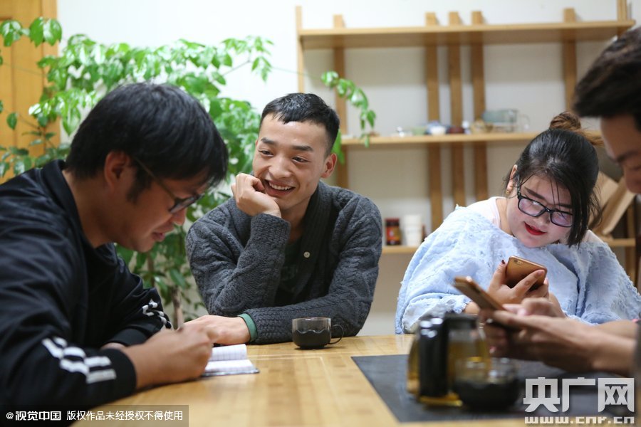 網(wǎng)絡(luò)紅人葉良辰現(xiàn)身浙江臺州，接受記者的專訪。