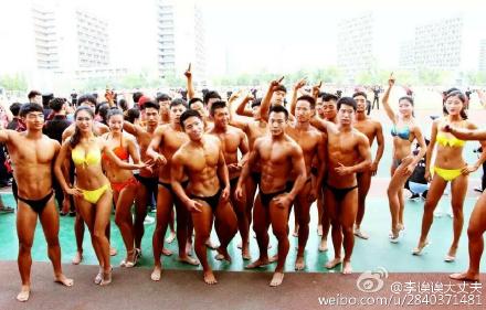 杭州某大學(xué)秋季運動會開幕式 裸男大秀肌肉