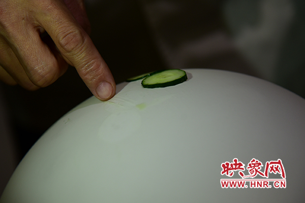 在面團氣球上切菜。