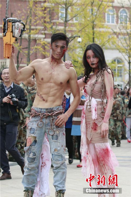 男神教師扮“鬼”學(xué)生稱其為“史上顏值最高男鬼”。何浠 攝