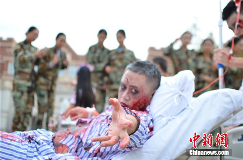 該校院長也參與其中，與學(xué)生共同嗨翻校園。 何浠 攝