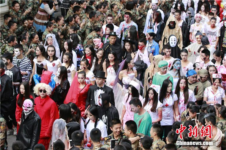 校園“萬圣節(jié)”恐怖化妝派對讓“群鬼”聚集。 何浠 攝