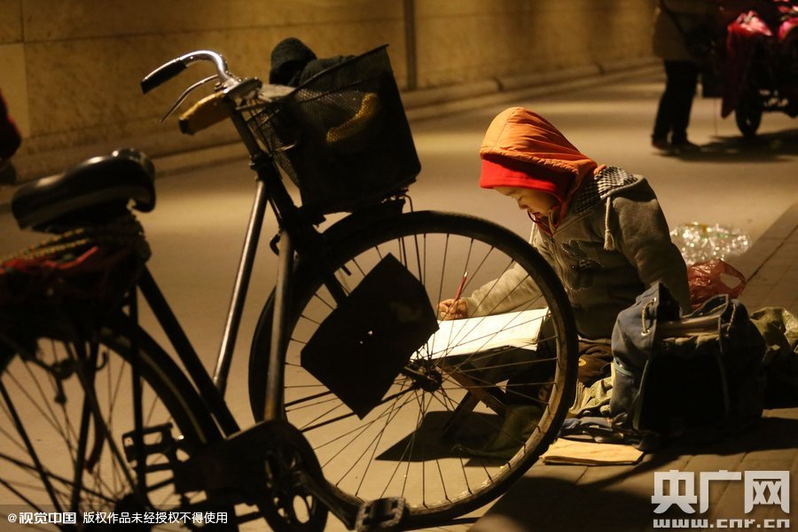 他的父母說，晚上回去晚，孩子的作業(yè)都是在這寫，做小生意不容易，孩子還陪著遭罪，經(jīng)常還有城管攆著不讓在這賣。