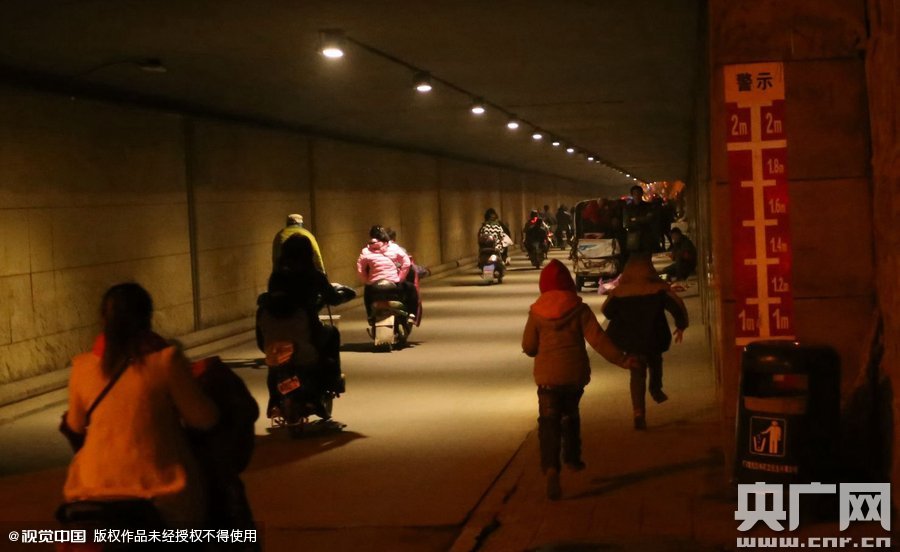 寫完作業(yè)，小一航與鄰居的小伙伴在大橋下玩耍。