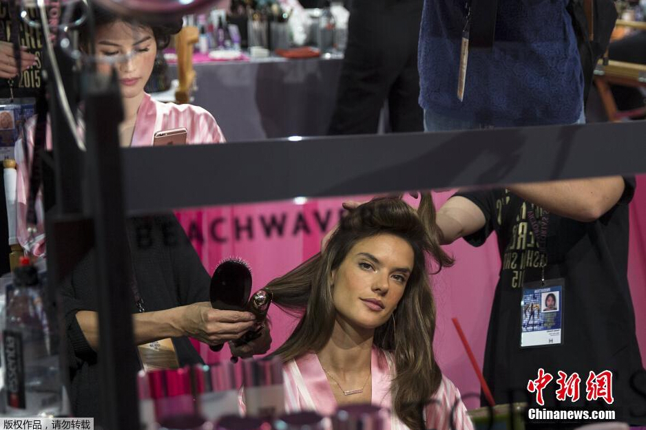 當(dāng)?shù)貢r(shí)間11月10日，2015維多利亞的秘密年度內(nèi)衣秀在紐約上演，模特在后臺(tái)緊張地準(zhǔn)備中。