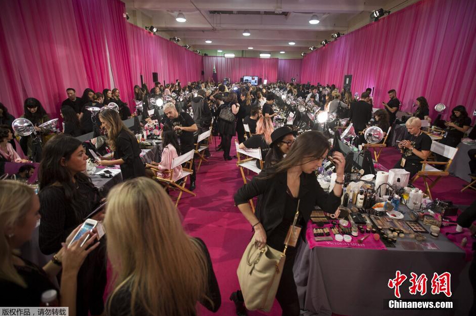 當(dāng)?shù)貢r(shí)間11月10日，2015維多利亞的秘密年度內(nèi)衣秀在紐約上演，模特在后臺(tái)緊張地準(zhǔn)備中。