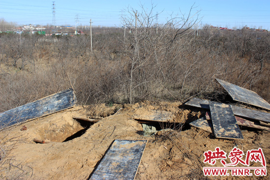 這次被盜的是位于北側(cè)的叔齊墓，墓塚上面有兩個(gè)盜洞，有十多米深。