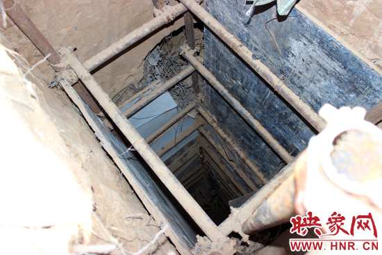 走上叔齊墓的頂端，可以清晰看到兩個(gè)沒有填土的坑洞，洞內(nèi)的四周從上往下放置著腳手架，深不見底。