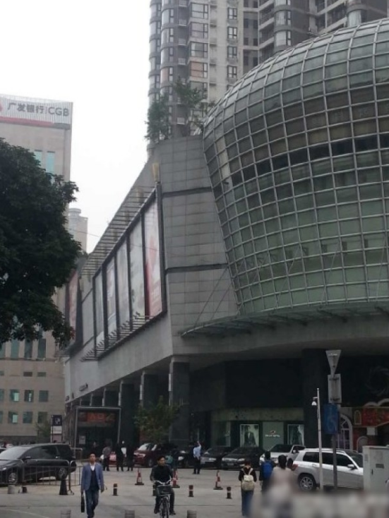 一輛停在停車位上的寶馬轎車，被墜落的樹枝砸中，樹枝徑直插入車內(nèi)，現(xiàn)場(chǎng)引發(fā)不少市民圍觀拍照。