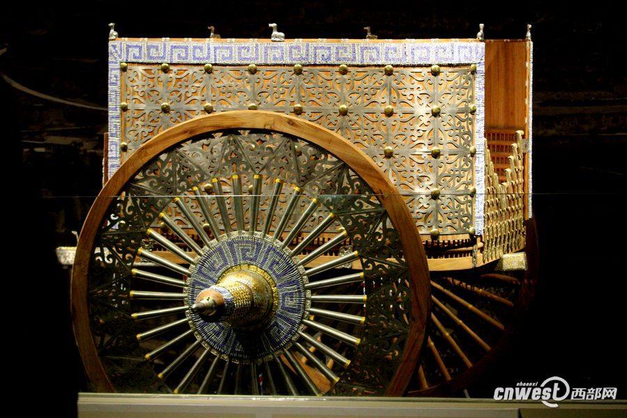 1月7日，甘肅省考古研究所所長王輝向人們介紹花了200萬元復(fù)制的禮儀車輛。