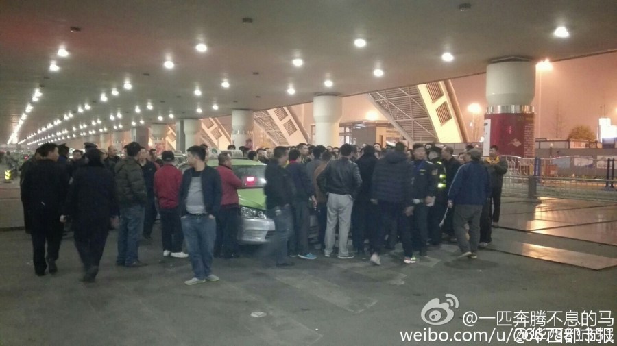 機場后調(diào)配10多輛機場大巴運送旅客進城。