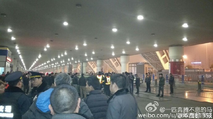 據(jù)現(xiàn)場網(wǎng)友表示：交警和出租車司機吵了起來。