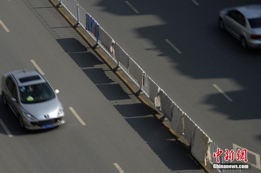 湖南長(zhǎng)沙市民曬被“占領(lǐng)”馬路