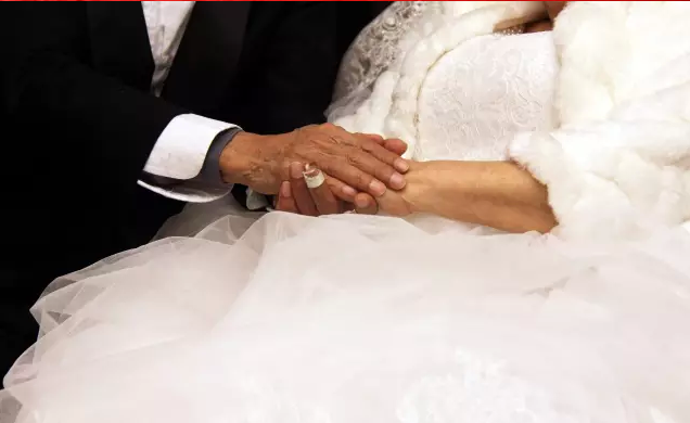 情人節(jié)最溫暖告白！84歲老人包下整樓示愛老伴