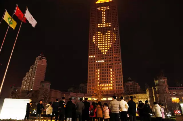 情人節(jié)最溫暖告白！84歲老人包下整樓示愛老伴