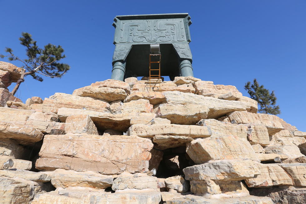 鄭州河邊建十米高銅鼎無(wú)防護(hù) 網(wǎng)友:不怕淹了？