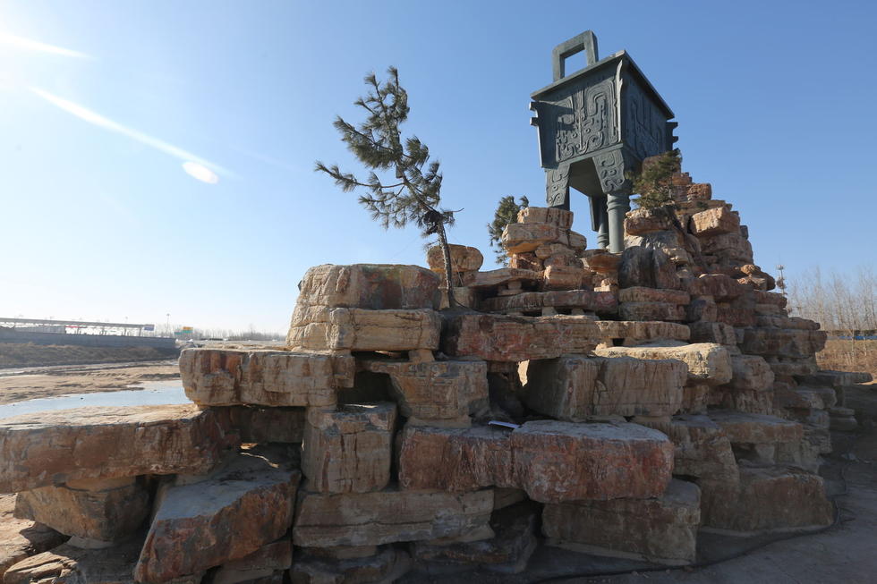 鄭州河邊建十米高銅鼎無(wú)防護(hù) 網(wǎng)友:不怕淹了？