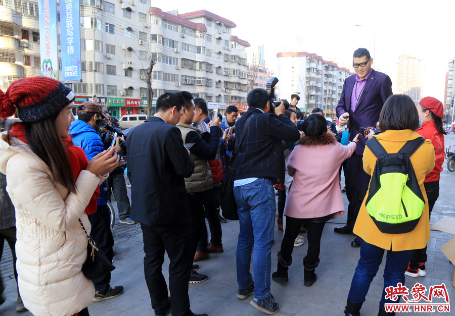 “亞洲第一巨人”張歡身高2.38米，在人群中非常出眾。