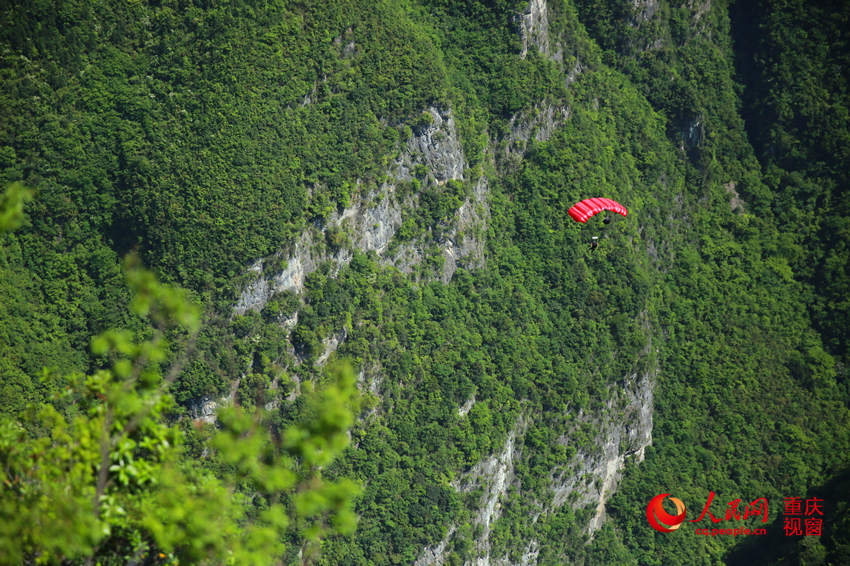 28日，2016世界低空跳傘大賽在重慶云陽龍缸景區(qū)正式開賽。圖為選手角逐中。劉政寧 攝