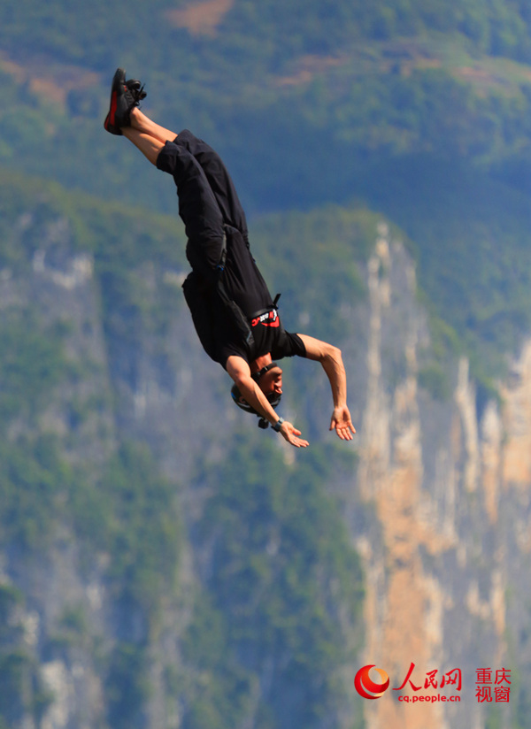 28日，2016世界低空跳傘大賽在重慶云陽龍缸景區(qū)正式開賽。圖為選手角逐中。劉政寧 攝