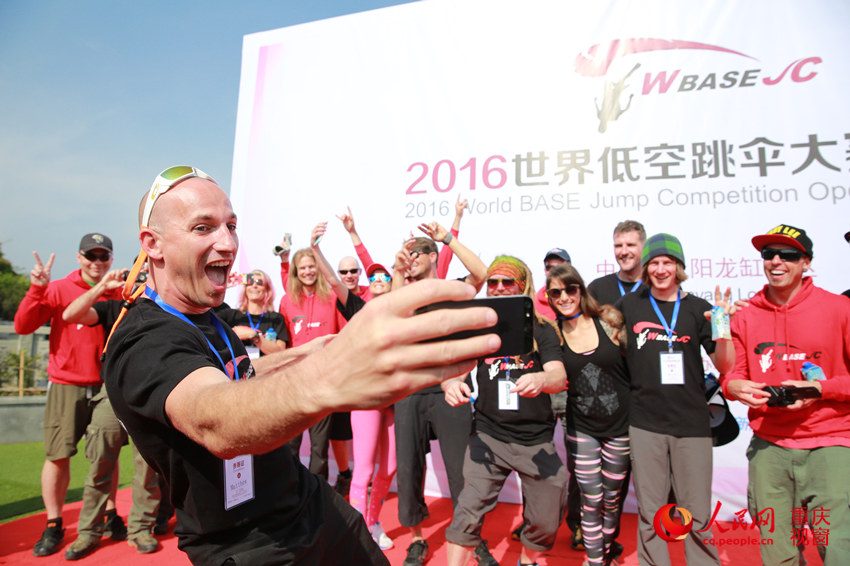 28日，2016世界低空跳傘大賽在重慶云陽龍缸景區(qū)正式開賽。圖為選手角逐中。劉政寧 攝