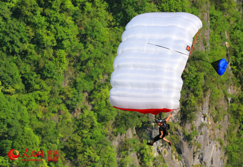 28日，2016世界低空跳傘大賽在重慶云陽龍缸景區(qū)正式開賽。圖為選手角逐中。劉政寧 攝