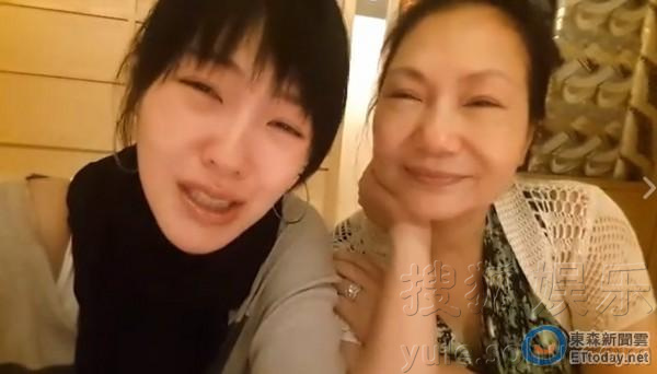 看明星花式秀母親節(jié)！甜馨上鏡鄧超祝福三個(gè)媽